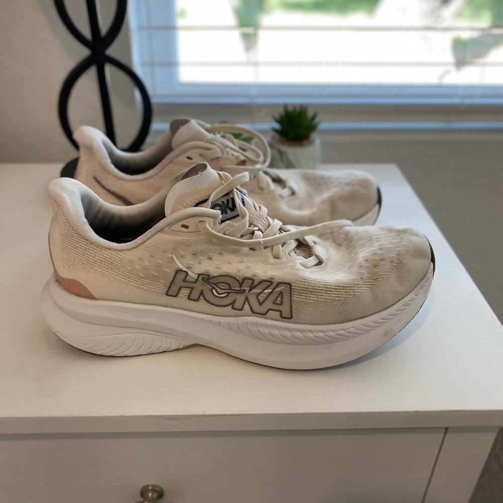Hoka One One WMach 6 Eggnog Vanilla.